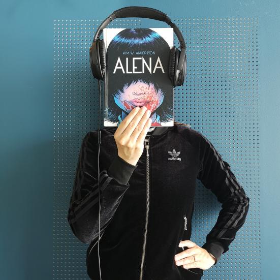 person med bog foran ansigtet