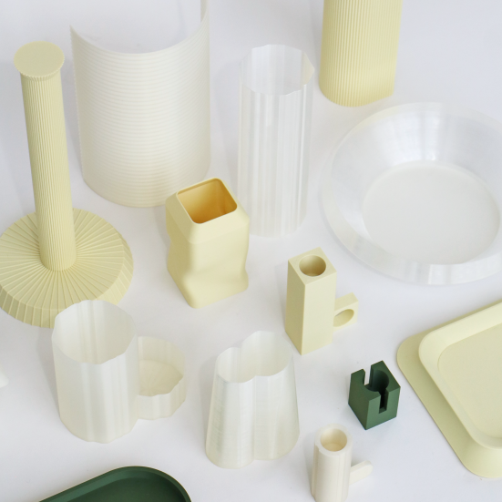 Forskellige 3D printede objekter i mest lyse farver.
