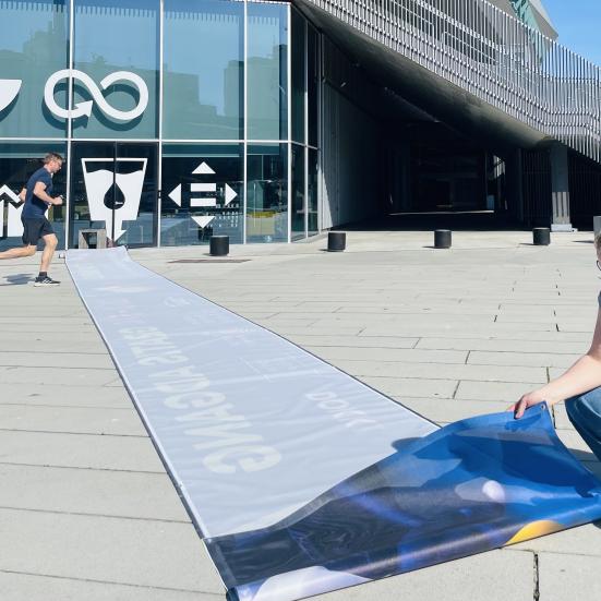 Banner rullet ud foran Verdensrummet ved Dokk1