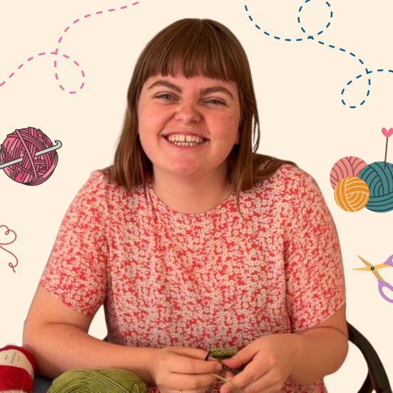 Kvinde smiler og strikker
