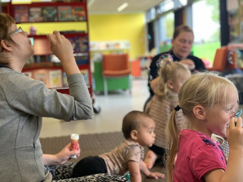 Billede af voksne og børn til Musikalsk legestue på Hasle Bibliotek