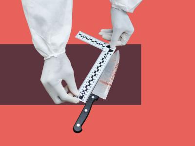 En person i hvide handsker måler en kniv med en vinkelmåler på en todelt rød baggrund.