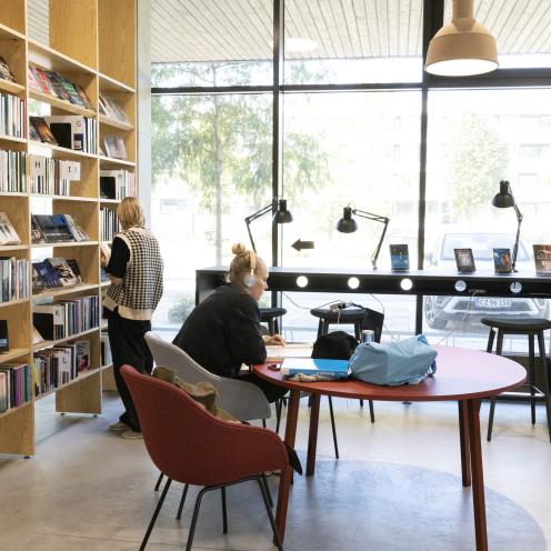 Studerende på Gellerup Bibliotek.