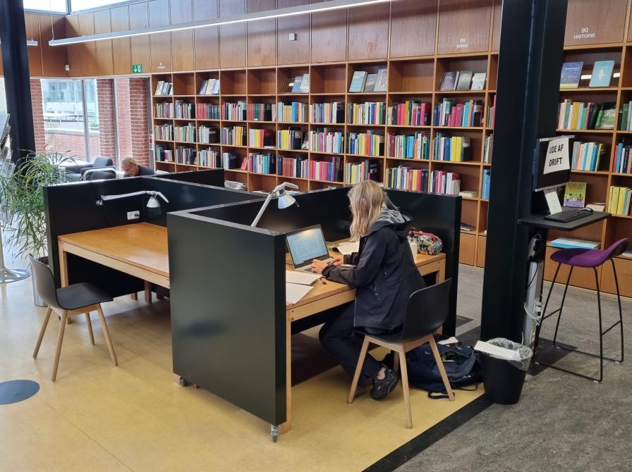 Læsepladser på Åby Bibliotek.